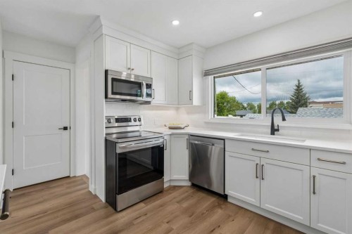 5020 47A Avenue, Sylvan Lake, AB - Indoor Photo Showing Kitchen