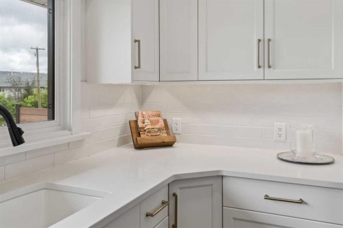 5020 47A Avenue, Sylvan Lake, AB - Indoor Photo Showing Kitchen