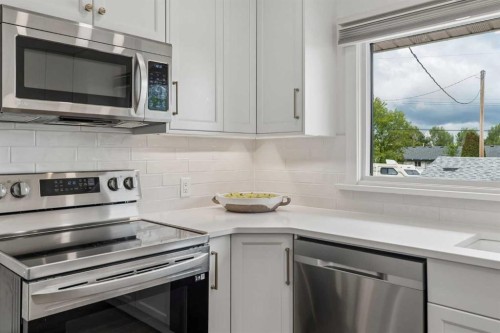 5020 47A Avenue, Sylvan Lake, AB - Indoor Photo Showing Kitchen With Upgraded Kitchen