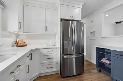 5020 47A Avenue, Sylvan Lake, AB - Indoor Photo Showing Kitchen