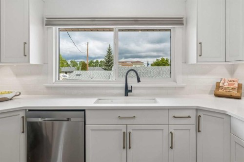 5020 47A Avenue, Sylvan Lake, AB - Indoor Photo Showing Kitchen
