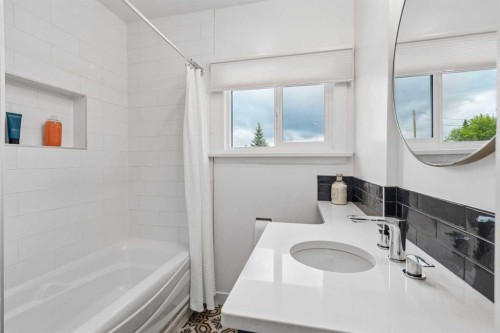 5020 47A Avenue, Sylvan Lake, AB - Indoor Photo Showing Bathroom