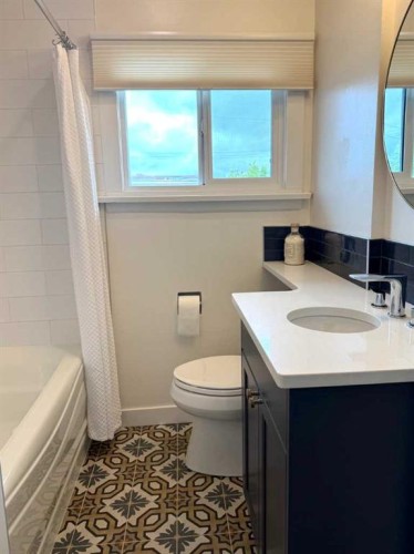 5020 47A Avenue, Sylvan Lake, AB - Indoor Photo Showing Bathroom
