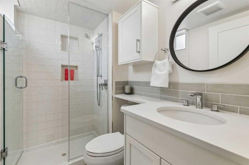 5020 47A Avenue, Sylvan Lake, AB - Indoor Photo Showing Bathroom
