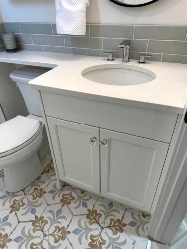 5020 47A Avenue, Sylvan Lake, AB - Indoor Photo Showing Bathroom