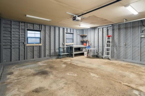 5020 47A Avenue, Sylvan Lake, AB - Indoor Photo Showing Garage