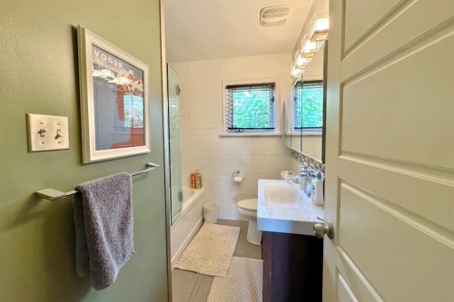 2440 22 Street Nw, Calgary, AB 