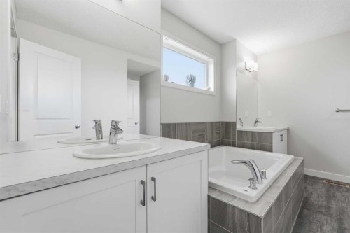 15 Lawrence Green Se, Airdrie, AB 