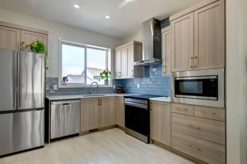 30 Creekside Manor Sw, Calgary, AB - Indoor Photo Showing Kitchen