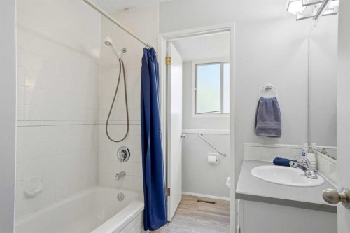 442 Queensland Place Se, Calgary, AB 