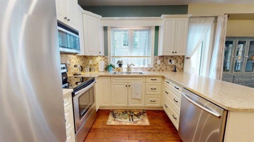 4-7001 52 Street, Lacombe, AB - Indoor Photo Showing Kitchen