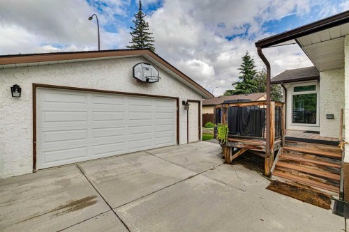 228 Brookgreen Drive Sw, Calgary, AB 