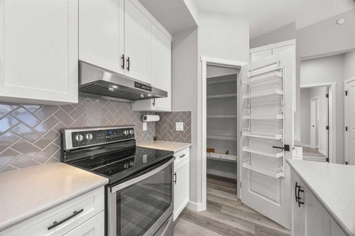 289 Lucas Avenue Nw, Calgary, AB - Indoor Photo Showing Kitchen