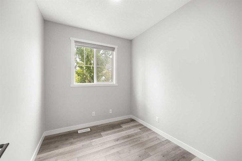 289 Lucas Avenue Nw, Calgary, AB - Indoor Photo Showing Other Room