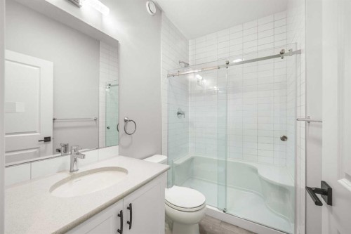 289 Lucas Avenue Nw, Calgary, AB - Indoor Photo Showing Bathroom