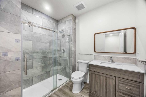 289 Lucas Avenue Nw, Calgary, AB - Indoor Photo Showing Bathroom