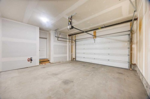289 Lucas Avenue Nw, Calgary, AB - Indoor Photo Showing Garage