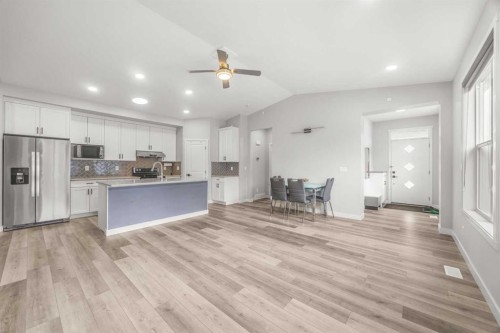 289 Lucas Avenue Nw, Calgary, AB - Indoor Photo Showing Kitchen With Upgraded Kitchen