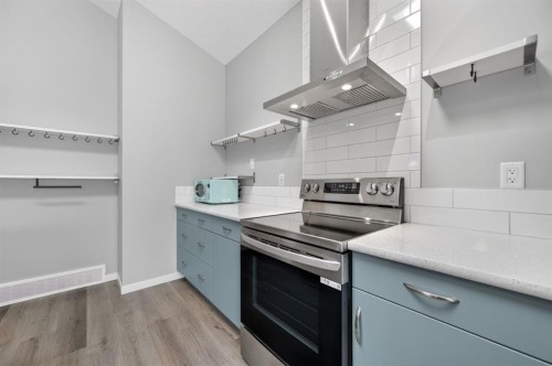 156 Belmont Boulevard Sw, Calgary, AB - Indoor Photo Showing Kitchen