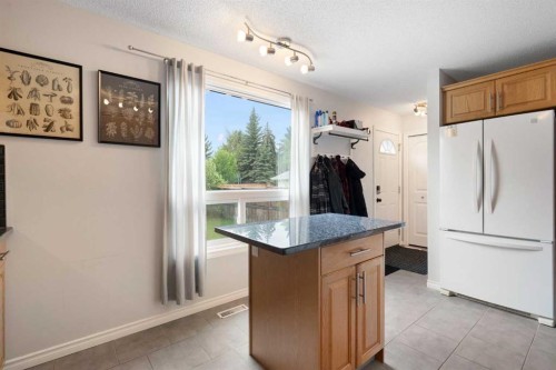 259 Woodside Circle Sw, Calgary, AB 