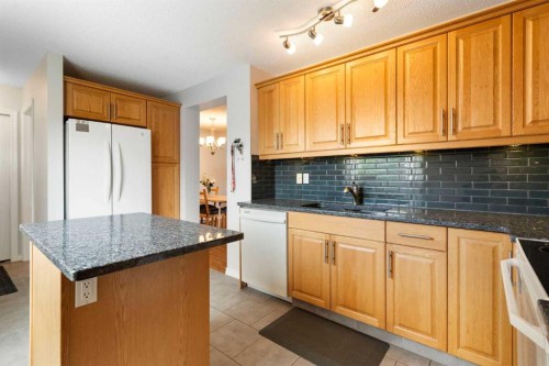 259 Woodside Circle Sw, Calgary, AB 