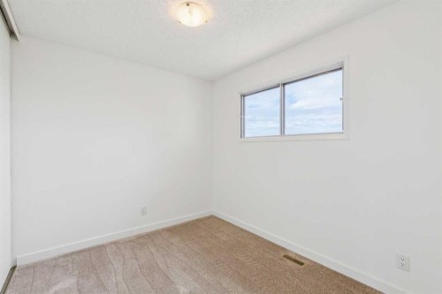 32 Castleglen Way Ne, Calgary, AB 