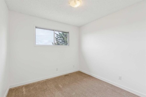 32 Castleglen Way Ne, Calgary, AB 