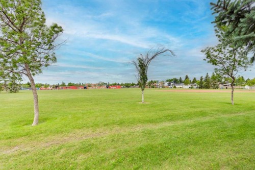 32 Castleglen Way Ne, Calgary, AB 