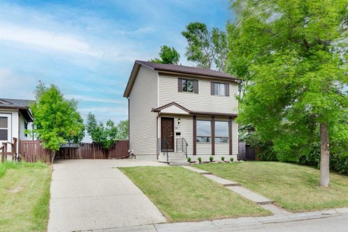 32 Castleglen Way Ne, Calgary, AB 