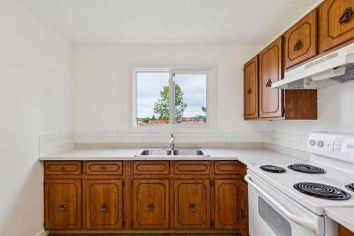 32 Castleglen Way Ne, Calgary, AB 