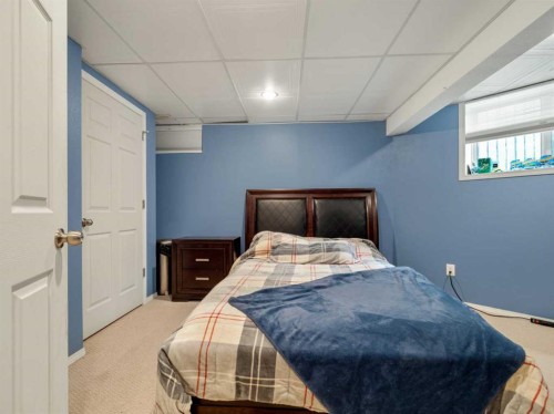 123 Stoney Crescent West, Lethbridge, AB - Indoor Photo Showing Bedroom