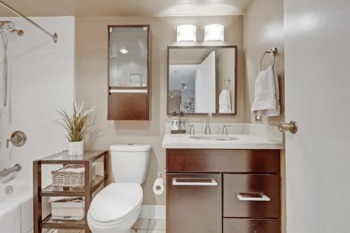 708-718 12 Avenue Sw, Calgary, AB - Indoor Photo Showing Bathroom