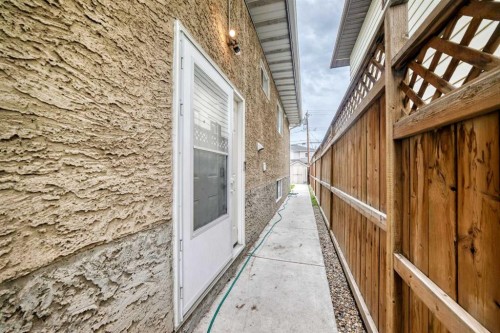 4331 72 Street Nw, Calgary, AB 