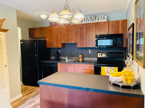 201-2010 11 Avenue Sw, Calgary, AB - Indoor Photo Showing Kitchen