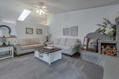 29104 Highway 27, Rural Mountain View County, AB - Indoor Photo Showing Living Room