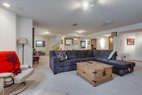 29104 Highway 27, Rural Mountain View County, AB - Indoor Photo Showing Living Room