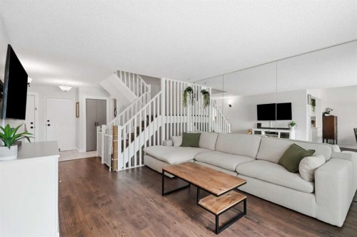 25-228 Theodore Place Nw, Calgary, AB - Indoor Photo Showing Living Room