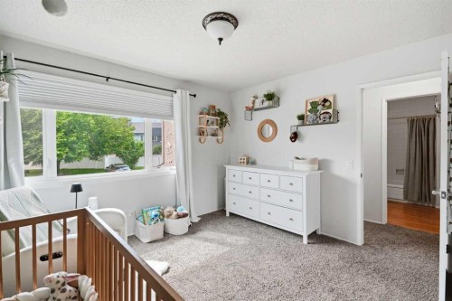 25-228 Theodore Place Nw, Calgary, AB - Indoor Photo Showing Bedroom