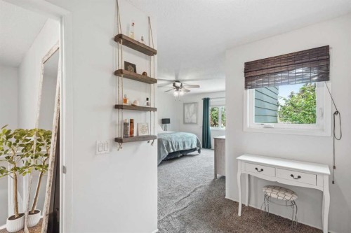 25-228 Theodore Place Nw, Calgary, AB - Indoor Photo Showing Bedroom