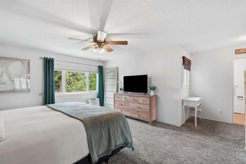 25-228 Theodore Place Nw, Calgary, AB - Indoor Photo Showing Bedroom