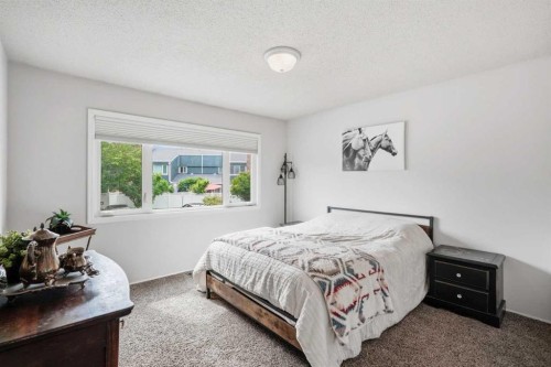 25-228 Theodore Place Nw, Calgary, AB - Indoor Photo Showing Bedroom