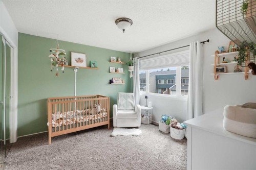 25-228 Theodore Place Nw, Calgary, AB - Indoor Photo Showing Bedroom