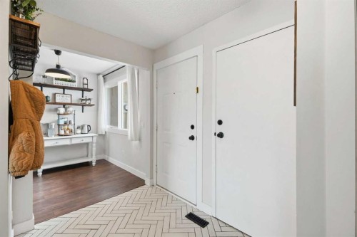 25-228 Theodore Place Nw, Calgary, AB - Indoor Photo Showing Other Room