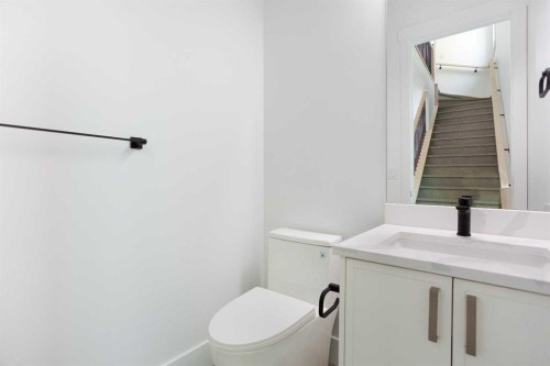 1108 6 Street Ne, Calgary, AB - Indoor Photo Showing Bathroom