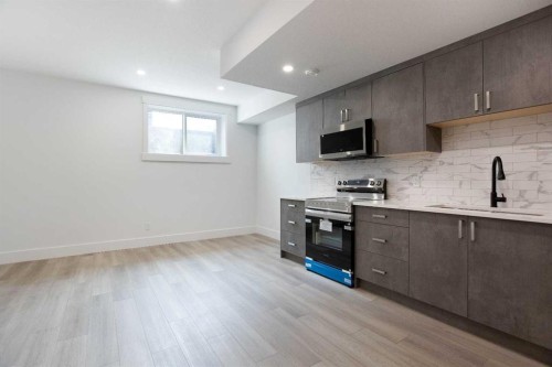 1108 6 Street Ne, Calgary, AB - Indoor Photo Showing Kitchen
