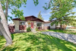 727 Ranchview Circle NW Calgary, AB T3G 1A9