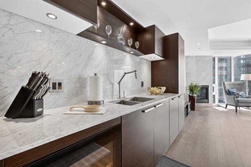 807-738 1 Avenue Sw, Calgary, AB - Indoor Photo Showing Kitchen With Double Sink With Upgraded Kitchen