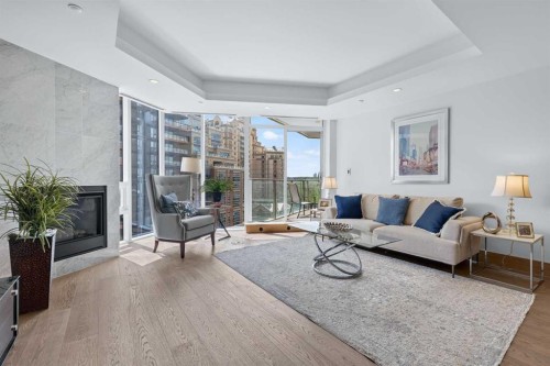 807-738 1 Avenue Sw, Calgary, AB - Indoor Photo Showing Living Room With Fireplace