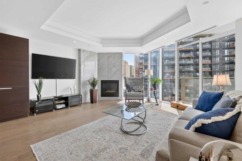 807-738 1 Avenue Sw, Calgary, AB - Indoor Photo Showing Living Room With Fireplace
