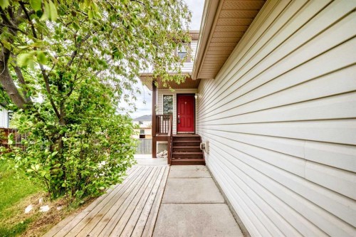 142 Quigley Close, Cochrane, AB 